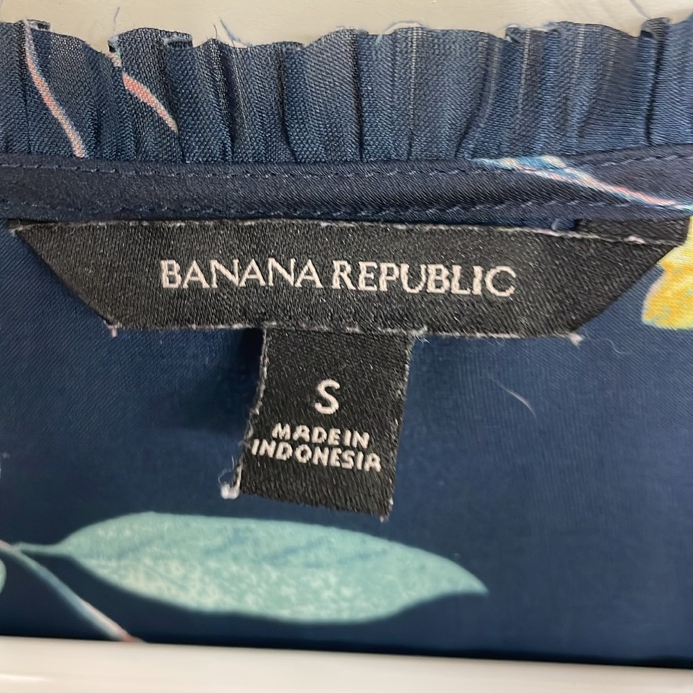 Banana Republic blouse

Navy and floral print

Vneck. Cap sleeve with ti… - Picture 3 of 7
